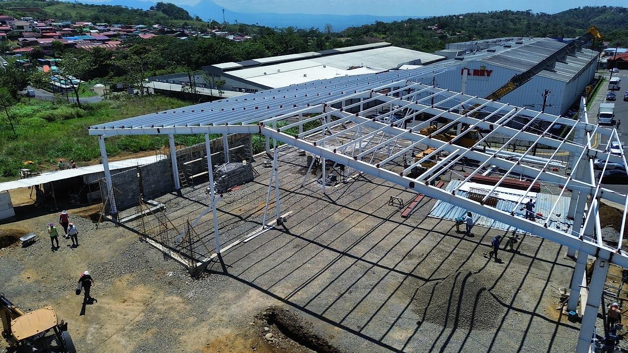 Vista aérea de una estructura metálica nueva levantada junto a una nave existente